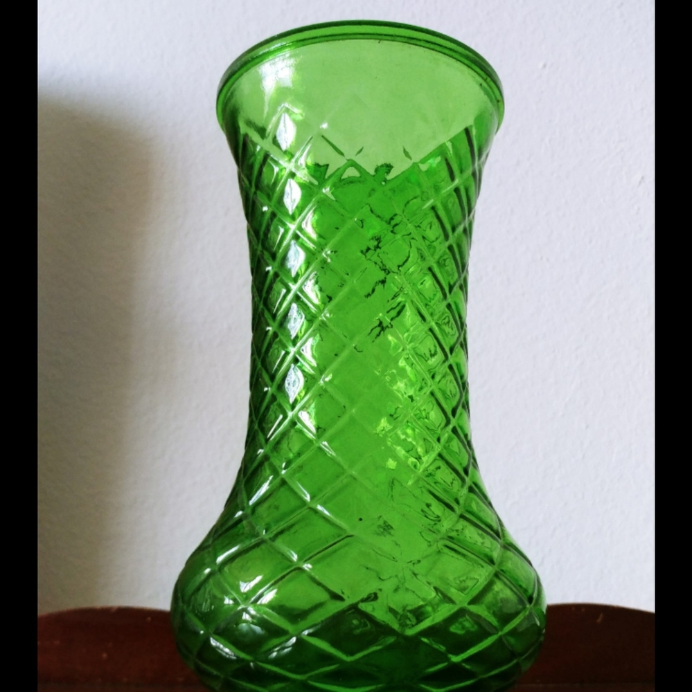 HOOSIER GLASS VINTAGE EMERALD GREEN VASE